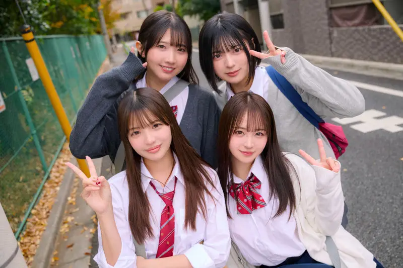 deaa030：【佐藤愛瑠・巴ひかり・若月もあ・虹村ゆみ】制服女子たちのエッチなイタズラがエロい