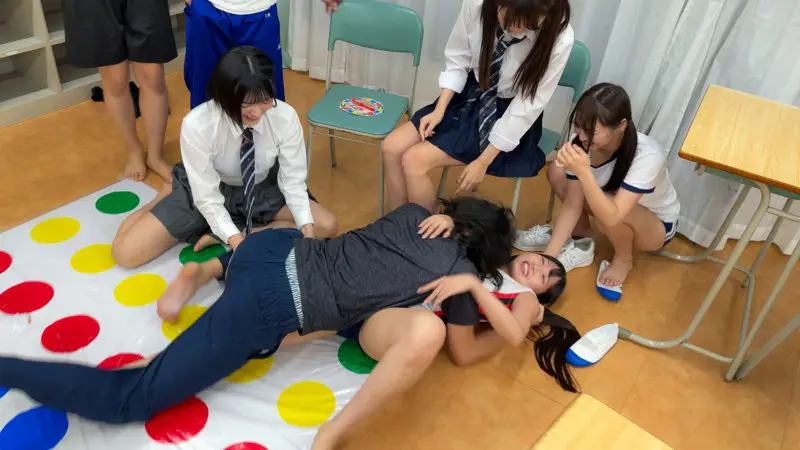 【巴ひかり】SEXをかけたツイスターゲームをする制服女子がエロ面白い