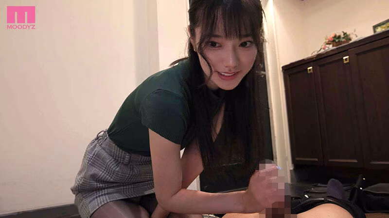 【宮下玲奈】後輩女子社員のささやき淫語手コキがエロい