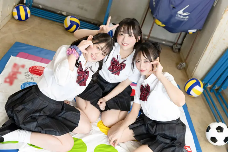 【天音かんな・小島みこ・白石なぎさ】3人の女子校生にオチンチンをイジられる