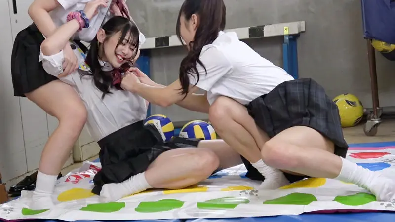 【天音かんな・小島みこ・白石なぎさ】3人の女子校生にオチンチンをイジられる