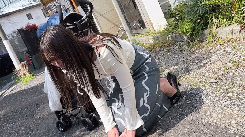 【滝ゆいな】旦那の借金を返済する子持ち人妻の乱交エッチがエロい