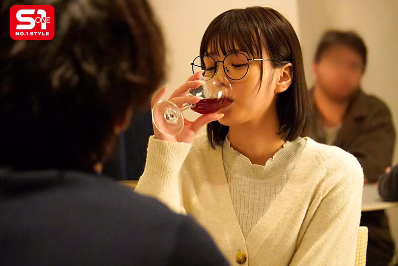 【兒玉七海】バイト先の地味女子の玉舐めフェラがエロすぎる