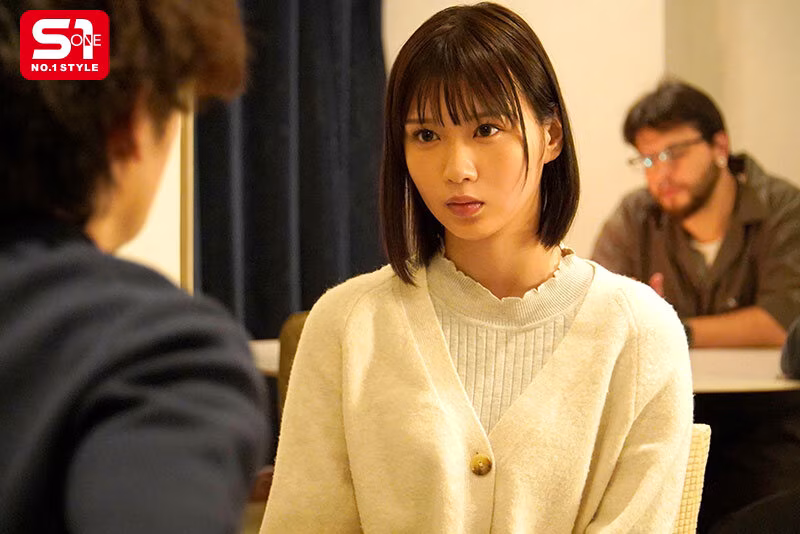 【兒玉七海】バイト先の地味女子の玉舐めフェラがエロすぎる