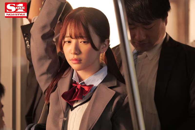 【東雲みれい】電車で女子高生に痴漢｜スカート内でハメまくる